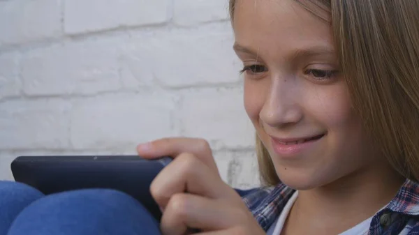 Gyermek Játszik Tabletta Gyerek Böngészés Smartphone Lány Üzenetek Olvasása Elemzése — Stock Fotó