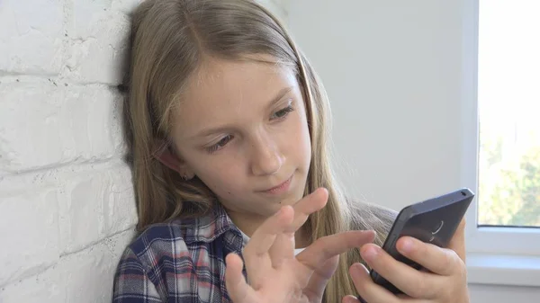 Criança Jogando Tablet Kid Browsing Smartphone Line Pesquisa Meninas Internet — Fotografia de Stock