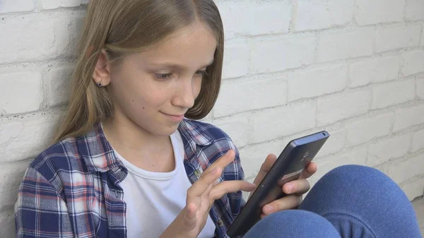 Dziecko Gry Tablet Dziecko Używa Smartfona Dziewczyna Czytanie Wiadomości Internecie — Zdjęcie stockowe