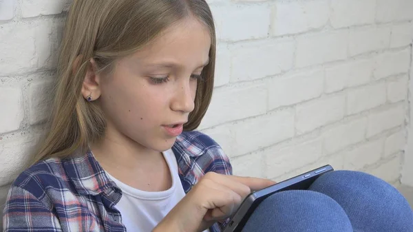 Enfant Jouant Tablette Enfants Utilise Smartphone Fille Lisant Des Messages — Photo