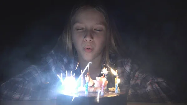 Barn Födelsedagsfest Blåsa Ljus Natten Kid Fira Med Tårta Mörkret — Stockfoto