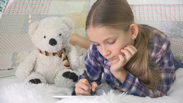 Criança Estudando Criança Estudante Usando Tablet Escola Redação Homework Girl — Fotografia de Stock