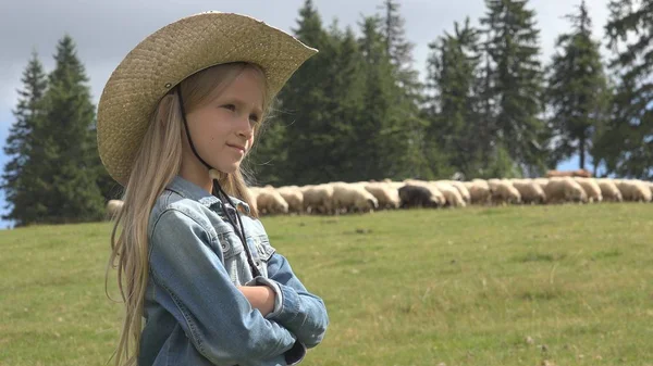 Barnporträtt Betesmark Bonde Flicka Och Betande Får Kid Herde Fältet — Stockfoto