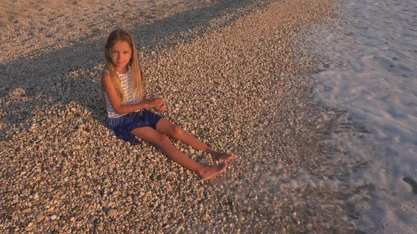 Enfant Sur Plage Enfant Jouant Coucher Soleil Fille Jetant Des — Photo