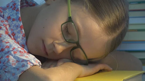 Criança Dormindo Olhos Cansados Menina Retrato Estudando Leitura Kid Learning — Fotografia de Stock