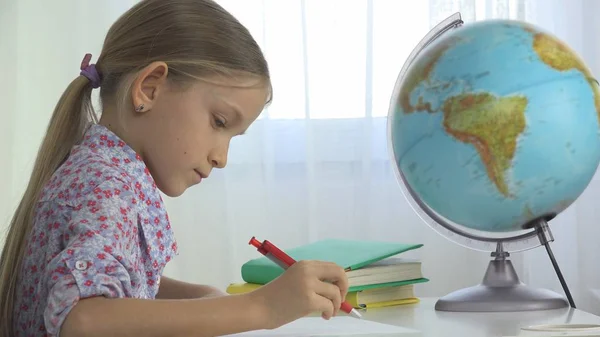 Criança Estudando Globo Terrestre Escrevendo Para Escola Escritório Aprendendo Criança — Fotografia de Stock