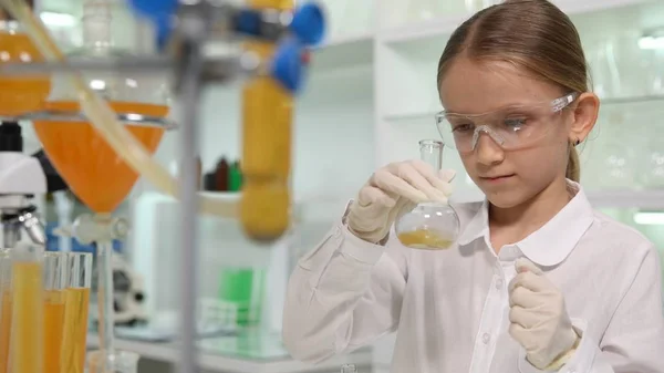 Child Studying Chemistry School Lab Student Girl Making Experiments — Stock Photo, Image