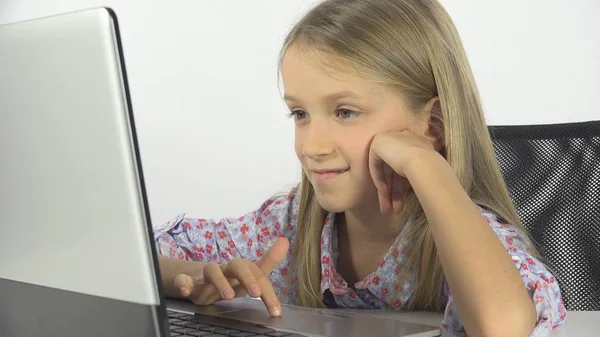 Дети Играют Ноутбук Ребенок Изучает Девочка Портрет Обучения Классе — стоковое фото