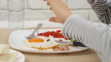 Kahvaltı mutfak, yiyor sağlıklı yiyecek yumurta çocuk çocuk kız sebze