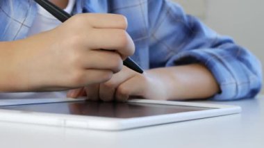 Tablete, okul sınıf yazma, ödev yapmak öğrenme kız okuyan çocuk