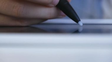 Tablete, okul sınıf yazma, ödev yapmak öğrenme kız okuyan çocuk