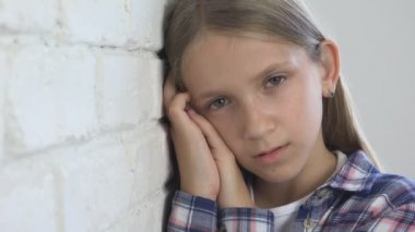 Üzgün çocuk, mutsuz çocuk, depresyon, hasta hasta kız vurguladı düşünceli kişi