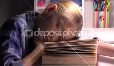 Çocuk uyku, eğitim, okuma, öğrenme Kütüphane çocuk yorgun gözlerini kız portre