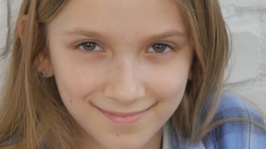 Portre gülüyor, kamerada, seyir sarışın kız çocuk mutlu yüz çalan çocuk