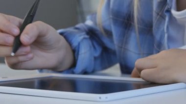 Tablete, okul sınıf yazma, ödev yapmak öğrenme kız okuyan çocuk
