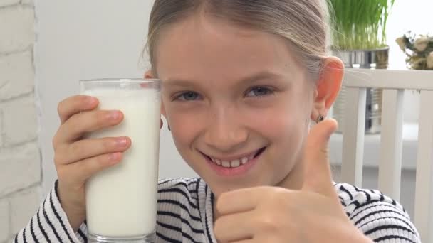 Enfant Boit Lait Petit Déjeuner Dans Cuisine Dégustation Produits Laitiers — Video