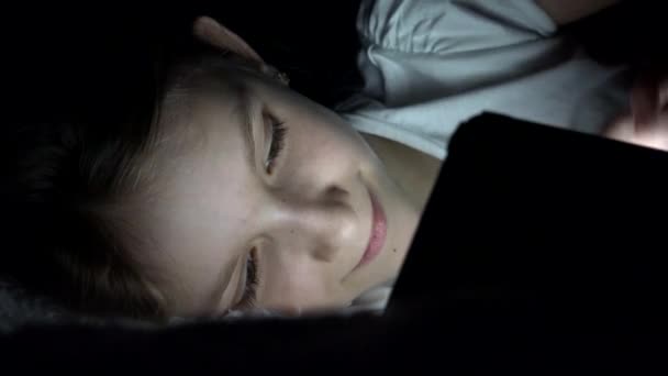 Dziecko Gry Tablet Ciemną Noc Dziewczyna Przeglądania Internetu Łóżku Nie — Wideo stockowe