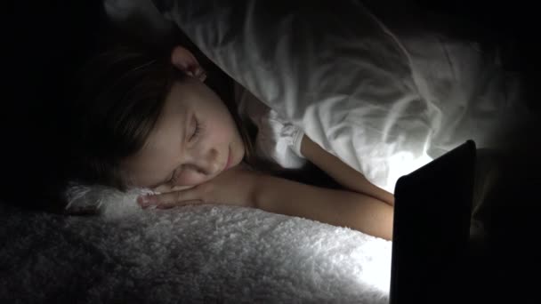 Dítě Hrající Tablet Temné Noci Dívka Procházení Internetu Posteli Spánek — Stock video