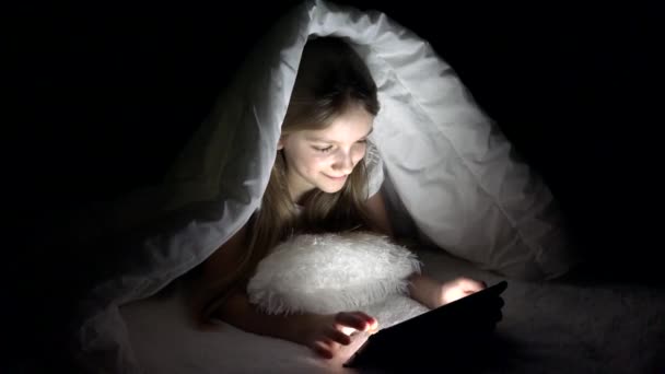 Enfant Jouant Tablette Dans Nuit Noire Fille Naviguant Sur Internet — Video