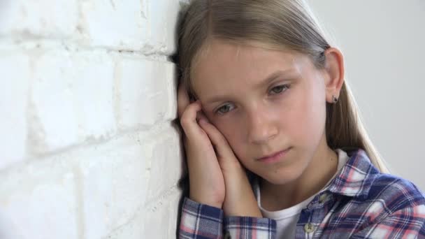 Ledsna Barn Olycklig Kid Sjuk Sjuk Flicka Depression Betonade Eftertänksam — Stockvideo