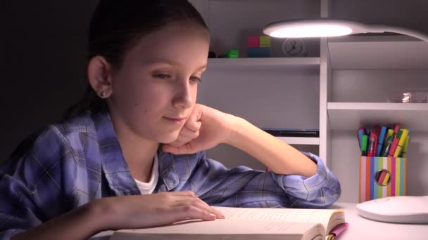 Kinderlezen Nacht School Meisje Studeren Het Donker Kid Learning Huiswerk — Stockvideo