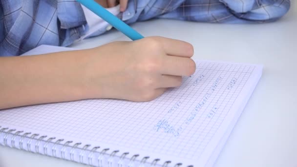 Παιδί Γράφοντας Στην Τάξη Μελέτη Εργασία Παιδί Μάθηση Μαθηματικών — Αρχείο Βίντεο
