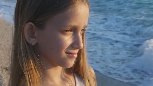 Kind Spelen Strand Sunset Kid Kijken Naar Zee Golven Meisje — Stockvideo