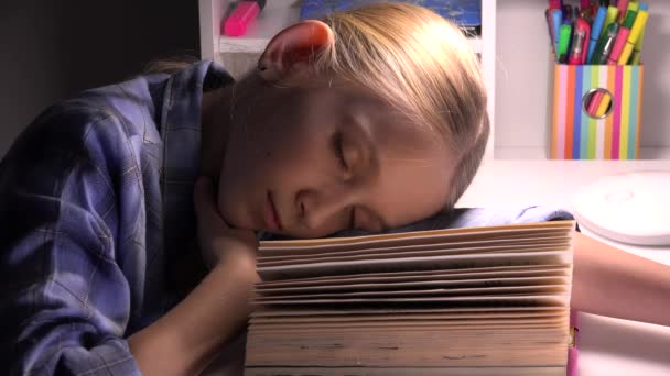 Kind Slapen Vermoeide Ogen Meisje Portret Studeren Lezen Leren Bibliotheek — Stockvideo