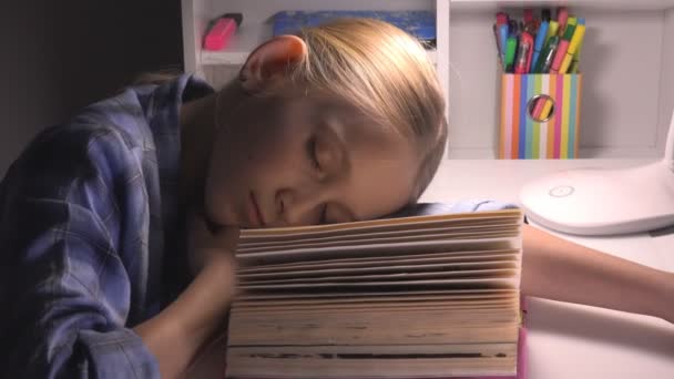 Niña Durmiendo Ojos Cansados Retrato Niña Estudiando Leyendo Biblioteca Aprendizaje — Vídeo de stock