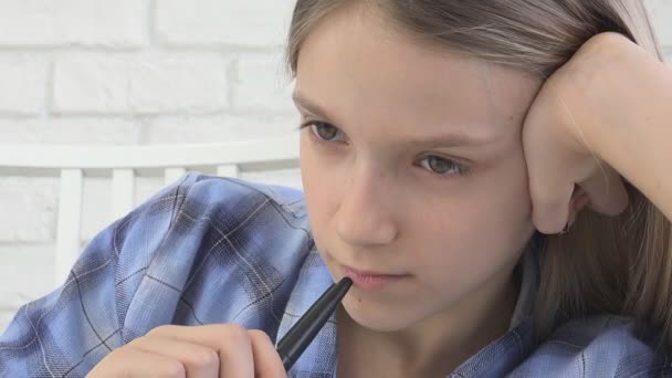 Dítě Studuje Tabletu Holka Píše Školní Třídě Učí Dělat Domácí — Stock video
