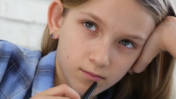 Bambino Che Studia Tablet Ragazza Che Scrive Scuola Imparare Fare — Video Stock