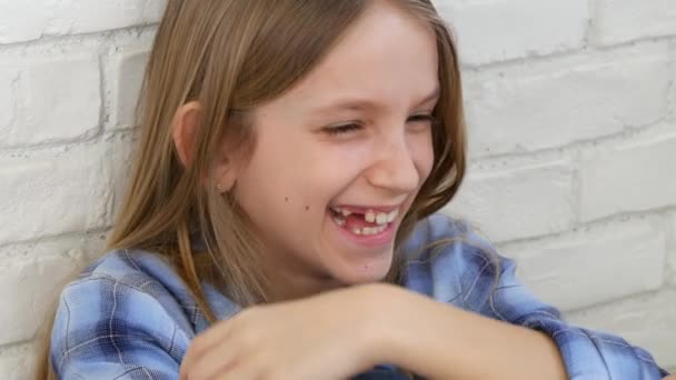 Детский Смеющийся Портрет Изображающий Счастливого Ребенка Смотрящего Камеру Блондинка — стоковое видео
