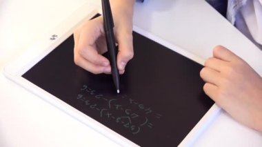 Tablete, okul sınıf yazma, ödev yapmak öğrenme kız okuyan çocuk