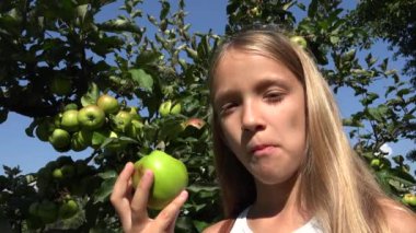 Çocuk yeme elma, meyve, meyve ağacındaki eğitim çiftçi kız çocukta
