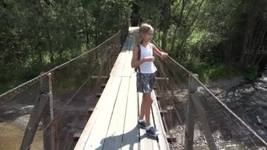 Dağlarda, köprüde çocuk evlat bir nehir, dere seyir kız doğada, Hiking