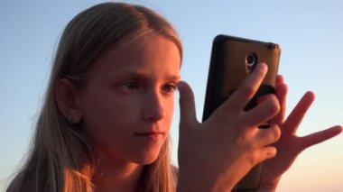 Akıllı Telefon Oynayan Çocuk, Gün Batımında Sahilde Çocuk, Deniz kenarında Tablet Kullanan Kız