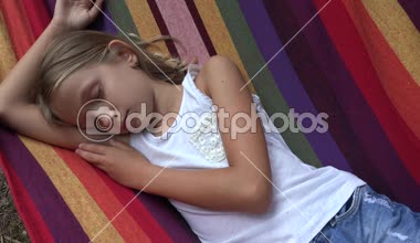 Kamp içinde ormanda, kız dağlarda rahatlatıcı çocuk hamakta uyuyan çocuk