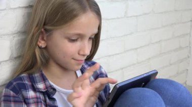 Tablet, Smartphone, çocuk kız okuma iletileri Internet tarama oynayan çocuk