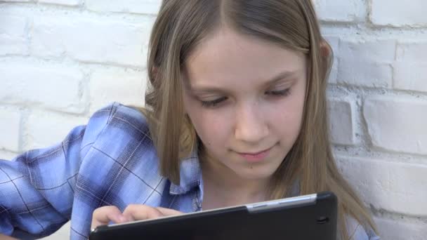 Kind Spelen Tablet Smartphone Kid Meisje Lezing Berichten Surfen Internet — Stockvideo