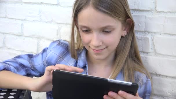 Criança Jogando Tablet Kid Smartphone Mensagens Leitura Menina Navegando Internet — Vídeo de Stock