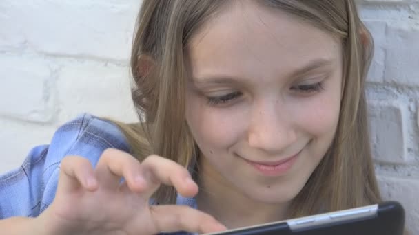 Kind Spelen Tablet Smartphone Kid Meisje Lezing Berichten Surfen Internet — Stockvideo