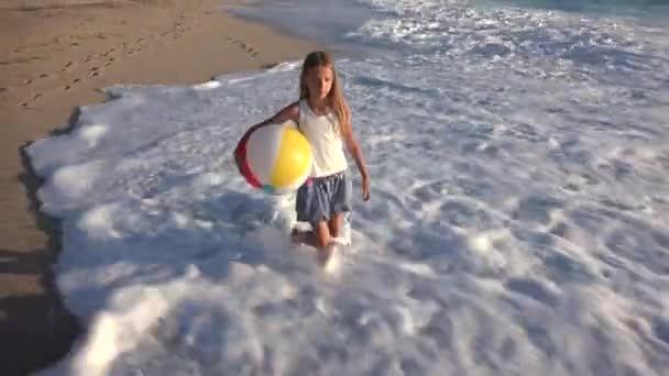 Bambino Che Gioca Sulla Spiaggia Tramonto Ragazzo Felice Che Cammina — Video Stock