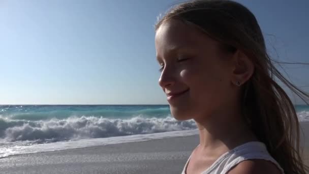 Niño Jugando Playa Atardecer Niño Viendo Olas Marinas Retrato Niña — Vídeos de Stock