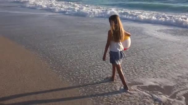 Kind Spielt Strand Bei Sonnenuntergang Glückliches Kind Geht Meereswellen Mädchen — Stockvideo