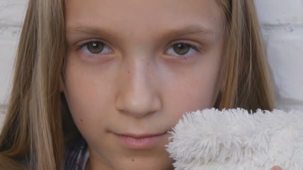 Enfant Malheureux Triste Enfant Stressé Fille Malade Dans Dépression Malade — Video