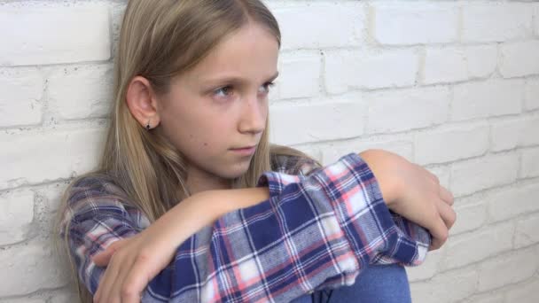 Ledsna Barn Olycklig Kid Sjuk Sjuk Flicka Depression Betonade Eftertänksam — Stockvideo