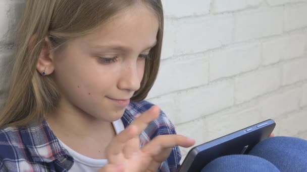 Παιδί Παίζει Tablet Παιδί Smartphone Κορίτσι Ανάγνωση Μηνυμάτων Περιήγηση Στο — Αρχείο Βίντεο