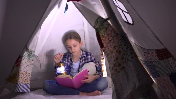 Leitura Infantil Criança Estudando Noite Garota Brincando Sala Jogos Aprendendo — Vídeo de Stock