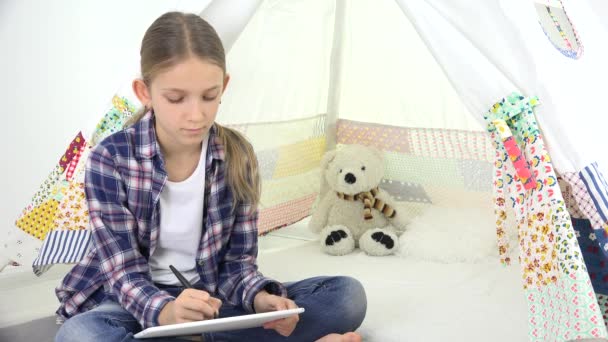 Niño Jugando Tableta Sala Juegos Chica Escribiendo Tareas Para Escuela — Vídeo de stock