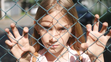 Terk edilmiş, mutsuz sokak kız çocuk yetim kamera seyir üzgün depresyonda çocuk